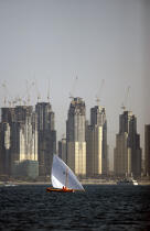 Régate de boutre devant Dubai. © Philip Plisson / Plisson La Trinité / AA12737 - Nos reportages photos - Vieux gréement