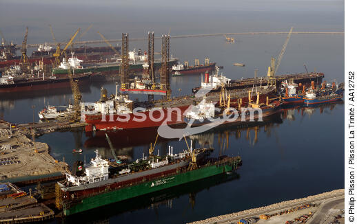 Chantier naval dans le port de Dubai. - © Philip Plisson / Plisson La Trinité / AA12752 - Nos reportages photos - Réparation navale