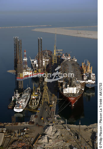 Chantier naval dans le port de Dubai. - © Philip Plisson / Plisson La Trinité / AA12753 - Nos reportages photos - Réparation navale