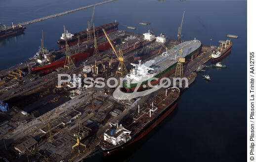 Chantier naval dans le port de Dubai. - © Philip Plisson / Plisson La Trinité / AA12755 - Nos reportages photos - Réparation navale