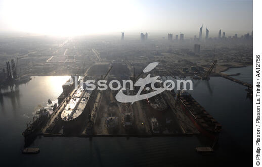 Chantier naval dans le port de Dubai. - © Philip Plisson / Plisson La Trinité / AA12756 - Nos reportages photos - Contre-jour