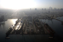 Chantier naval dans le port de Dubai. © Philip Plisson / Plisson La Trinité / AA12756 - Nos reportages photos - Contre-jour