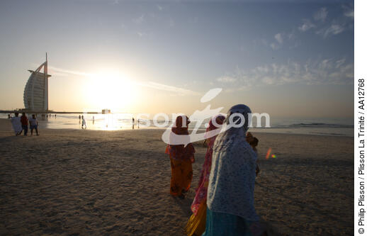 Le Burj Al Arab à Dubai. - © Philip Plisson / Plisson La Trinité / AA12768 - Nos reportages photos - Femme