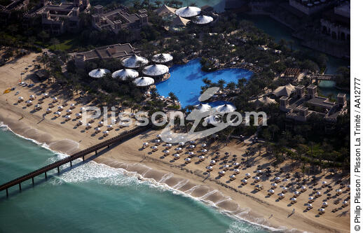 Beach in Dubai. - © Philip Plisson / Plisson La Trinité / AA12777 - Photo Galleries - Thalassatherapy