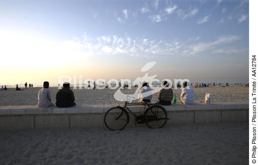 Sur la plage à Dubai. - © Philip Plisson / Plisson La Trinité / AA12784 - Nos reportages photos - Homme