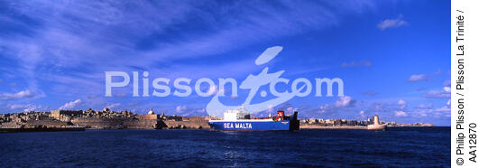 Ferry arrivant à Malte. - © Philip Plisson / Plisson La Trinité / AA12870 - Nos reportages photos - Les couleurs de Malte