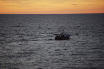 Bateau de pêche dans le Maine. © Philip Plisson / Plisson La Trinité / AA12953 - Nos reportages photos - Coucher de soleil
