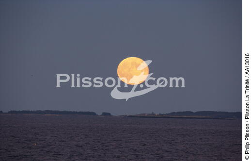April moon - © Philip Plisson / Plisson La Trinité / AA13016 - Photo Galleries - Maine