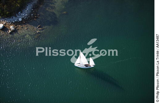 Sailing boat in front of Elizabeth Islands. - © Philip Plisson / Plisson La Trinité / AA13487 - Photo Galleries - Massachusetts