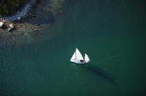 Sailing boat in front of Elizabeth Islands. © Philip Plisson / Plisson La Trinité / AA13487 - Photo Galleries - Archipelago