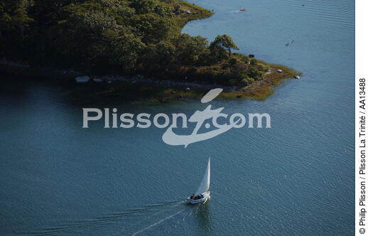 Voilier devant Elizabeth Islands. - © Philip Plisson / Plisson La Trinité / AA13488 - Nos reportages photos - Archipel