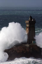 Storm in the strong current of Raz de Sein. © Philip Plisson / Plisson La Trinité / AA13921 - Photo Galleries - Lighthouse [29]