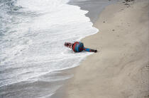 Balise échouée sur la plage. © Philip Plisson / Plisson La Trinité / AA13929 - Nos reportages photos - Audierne [Baie d']