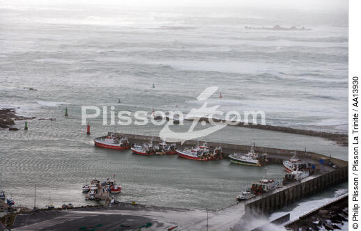 Bateaux de pêche à l'abri dans le port de St Guénolé. - © Philip Plisson / Plisson La Trinité / AA13930 - Nos reportages photos - Tempêtes