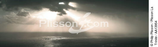 Cloud break on the Chaussée de Sein. - © Philip Plisson / Plisson La Trinité / AA13954 - Photo Galleries - Storms