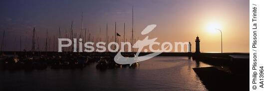 Petit matin dans le port du Palais. - © Philip Plisson / Plisson La Trinité / AA13964 - Nos reportages photos - Aube