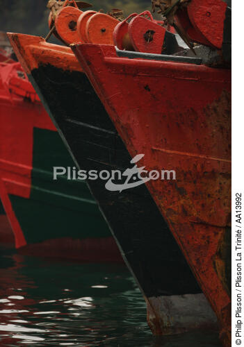 In the port of Aberdeen to HongKong. - © Philip Plisson / Plisson La Trinité / AA13992 - Photo Galleries - Stem