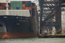 Containership terminal in the port of Kowloon © Philip Plisson / Plisson La Trinité / AA13997 - Photo Galleries - Kowloon