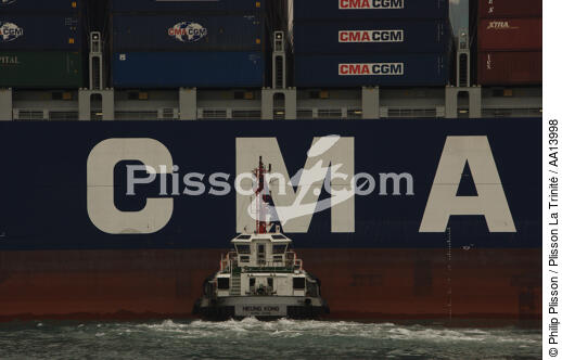 Terminal de porte conteneurs dans le port de Kowloon. - © Philip Plisson / Plisson La Trinité / AA13998 - Nos reportages photos - Remorquage