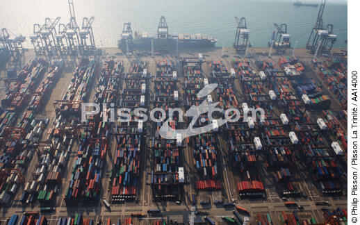 Terminal de porte conteneurs dans le port de Kowloon. - © Philip Plisson / Plisson La Trinité / AA14000 - Nos reportages photos - Porte-conteneurs, la démesure