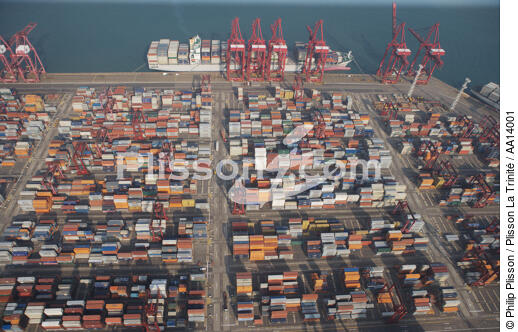 Containership terminal in the port of Kowloon - © Philip Plisson / Plisson La Trinité / AA14001 - Photo Galleries - Hong Kong