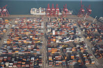 Terminal de porte conteneurs dans le port de Kowloon. © Philip Plisson / Pêcheur d’Images / AA14001 - Nos reportages photos - Porte-conteneurs, la démesure