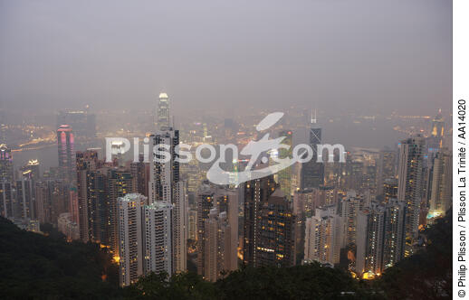 Hong Kong by night. - © Philip Plisson / Pêcheur d’Images / AA14020 - Photo Galleries - Hong Kong, a city of contrasts