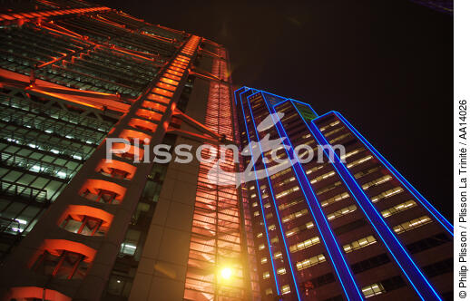 Hong Kong by night. - © Philip Plisson / Plisson La Trinité / AA14026 - Nos reportages photos - Gratte-ciel