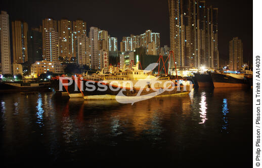 Dans le port d'Aberdeen à Hong Kong. - © Philip Plisson / Plisson La Trinité / AA14039 - Nos reportages photos - Nuit