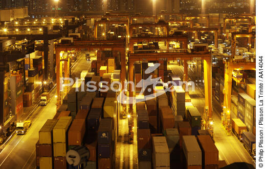 Terminal de porte conteneur à Kowloon. - © Philip Plisson / Plisson La Trinité / AA14044 - Nos reportages photos - Porte-conteneurs, la démesure