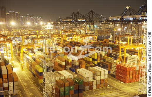 Cotainership terminal in Kowloon - © Philip Plisson / Plisson La Trinité / AA14045 - Photo Galleries - CMA CGM Marco Polo