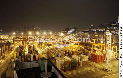Terminal de porte conteneur à Kowloon. - © Philip Plisson / Plisson La Trinité / AA14046 - Nos reportages photos - Porte-conteneurs, la démesure