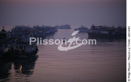 Dans le port de Bombay. - © Philip Plisson / Plisson La Trinité / AA14081 - Nos reportages photos - Moment de la journée