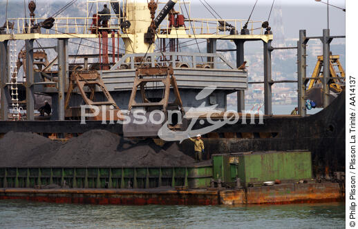 Extraction of coal in bay of Ha Long - © Philip Plisson / Plisson La Trinité / AA14137 - Photo Galleries - Along Bay, Vietnam