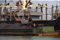 Extraction du charbon dans la baie d'Ha Long. © Philip Plisson / Plisson La Trinité / AA14137 - Nos reportages photos - Barge