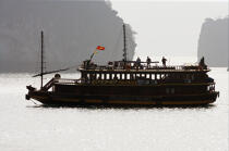 Jonque dans la baie d'Ha Long. © Philip Plisson / Plisson La Trinité / AA14138 - Nos reportages photos - Vietnam