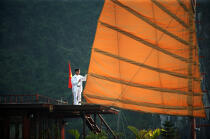 Jonque dans la baie d'Ha Long. © Philip Plisson / Plisson La Trinité / AA14139 - Nos reportages photos - Vietnam
