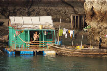 Maison flottante dans la baie d'Ha Long. © Philip Plisson / Plisson La Trinité / AA14142 - Nos reportages photos - Site [Vietnam]