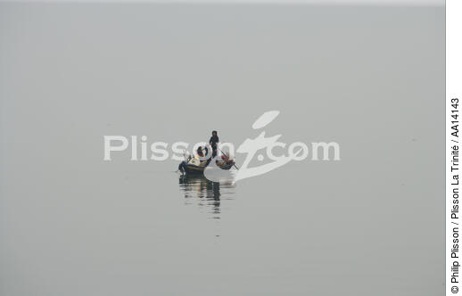 Dans la baie d'Ha Long. - © Philip Plisson / Pêcheur d’Images / AA14143 - Nos reportages photos - La Baie d'Along, Vietnam