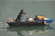 Dans la baie d'Ha Long. © Philip Plisson / Plisson La Trinité / AA14144 - Nos reportages photos - Vietnam