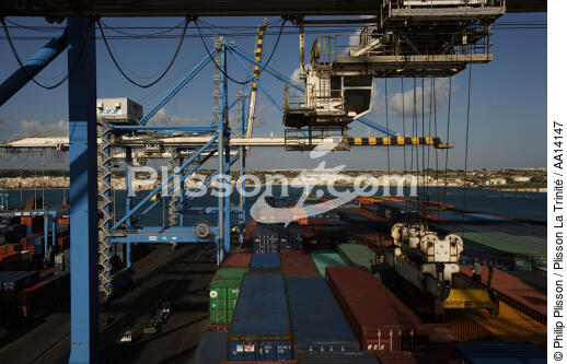 Le terminal de porte-conteneurs à Malte. - © Philip Plisson / Plisson La Trinité / AA14147 - Nos reportages photos - Porte-conteneurs