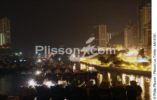 Hong Kong by night. - © Philip Plisson / Plisson La Trinité / AA14161 - Photo Galleries - Aberdeen [Hong Kong]