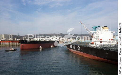 La ville portuaire de Ulsan en Corée de Sud. - © Philip Plisson / Plisson La Trinité / AA14169 - Nos reportages photos - Chantier Hyundai, le plus grand chantier maritime du monde.