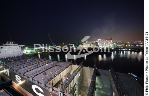 La ville portuaire de Ulsan en Corée de Sud. - © Philip Plisson / Plisson La Trinité / AA14171 - Nos reportages photos - Chantier Hyundai, le plus grand chantier maritime du monde.