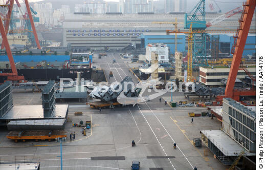 La ville portuaire de Ulsan en Corée de Sud. - © Philip Plisson / Plisson La Trinité / AA14176 - Nos reportages photos - Chantier Hyundai, le plus grand chantier maritime du monde.
