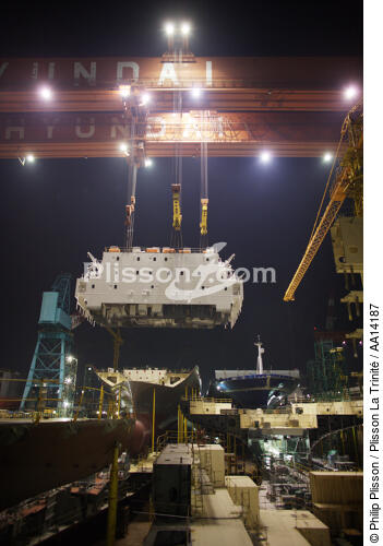 La ville portuaire de Ulsan en Corée de Sud. - © Philip Plisson / Plisson La Trinité / AA14187 - Nos reportages photos - Chantier Hyundai, le plus grand chantier maritime du monde.