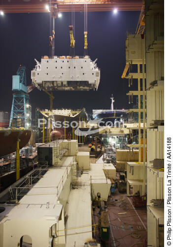 La ville portuaire de Ulsan en Corée de Sud. - © Philip Plisson / Plisson La Trinité / AA14188 - Nos reportages photos - Chantier Hyundai, le plus grand chantier maritime du monde.