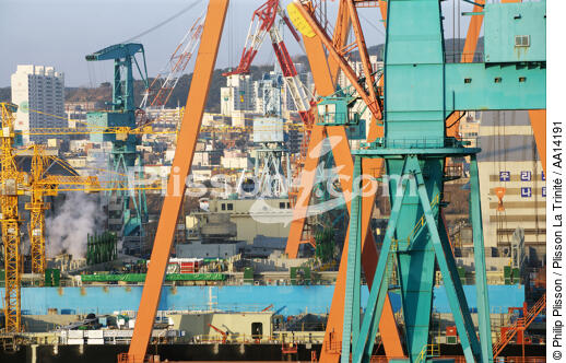 La ville portuaire de Ulsan en Corée de Sud. - © Philip Plisson / Plisson La Trinité / AA14191 - Nos reportages photos - Chantier Hyundai, le plus grand chantier maritime du monde.