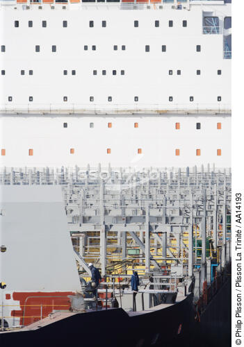 La ville portuaire de Ulsan en Corée de Sud. - © Philip Plisson / Plisson La Trinité / AA14193 - Nos reportages photos - Chantier Hyundai, le plus grand chantier maritime du monde.