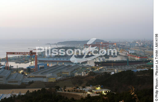 La ville portuaire de Ulsan en Corée de Sud. - © Philip Plisson / Plisson La Trinité / AA14198 - Nos reportages photos - Chantier Hyundai, le plus grand chantier maritime du monde.